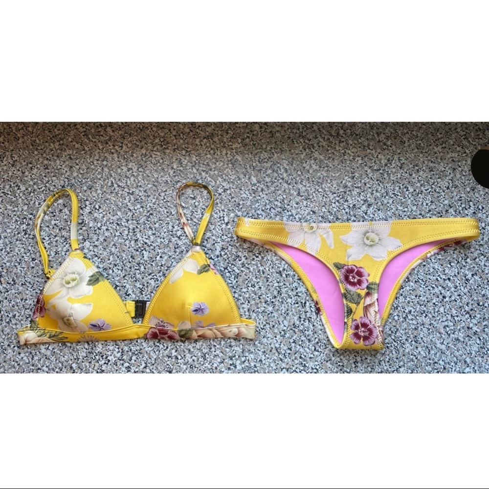 Delilah - Fiore Giallo
-XS bottom
-XS top